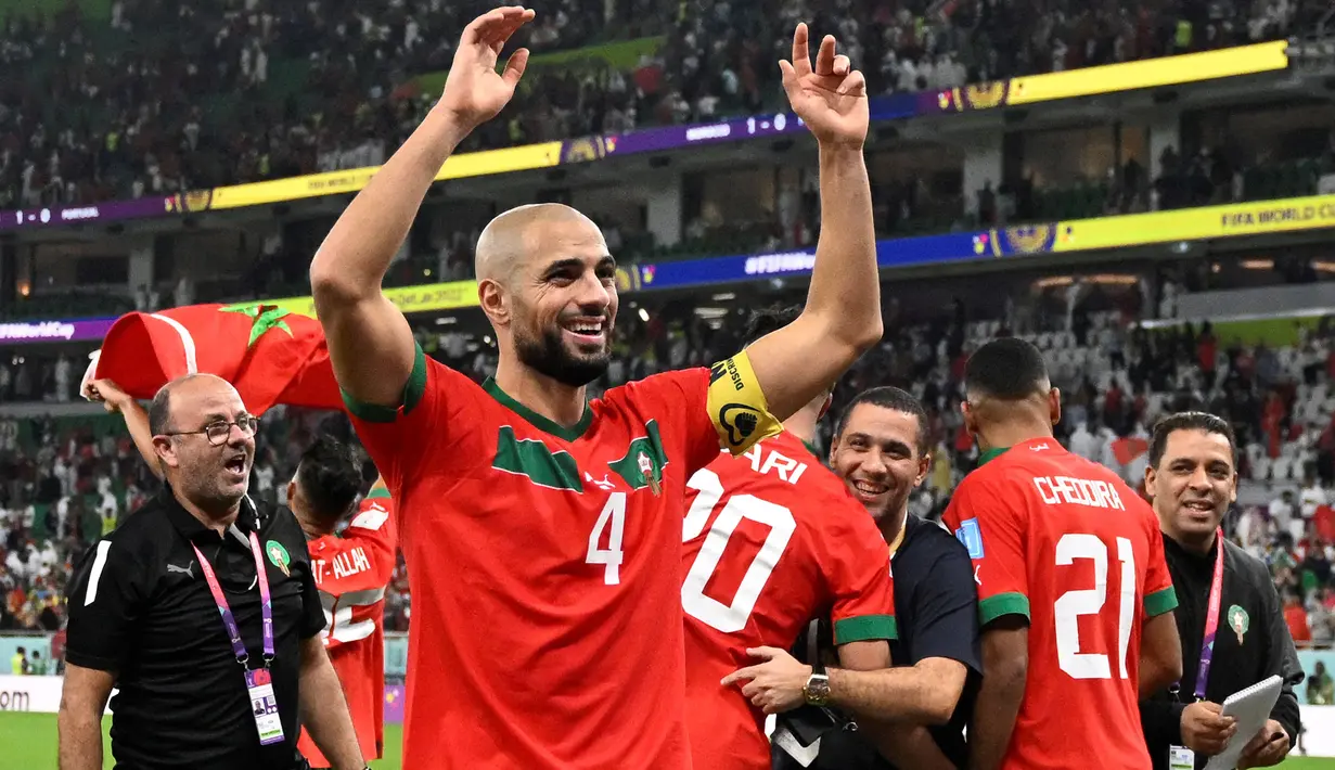 Pemain Maroko, Sofyan Amrabat merayakan kemenangan atas Portugal pada perempat final Piala Dunia 2022 Qatar di Al-Thumama Stadium, Doha, 10 Desember 2022. Maroko berhasil finis keempat pada Piala Dunia 2022 Qatar. Itu merupakan catatan terbaik tim nasional tersebut selama perhelatan itu. (AFP/Patricia De Melo Moreira)