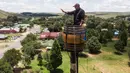 Seorang pria Afrika Selatan, Vernon Kruger telah tinggal di atas tong selama dua bulan demi memecahkan rekor dunia. (ANTOINE DEMAISON / AFP)