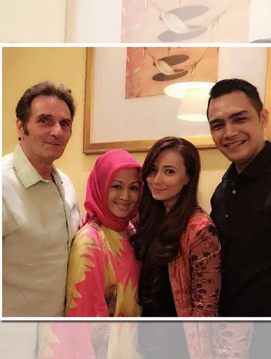 "Ketika Anak, Ayah, Ibu dan menantu berkumpul bersama, yg nampak adalah kebahagiaan dan rasa penuh syukur bahwa semuanya baik-baik saja ☺(Foto diambil kemarin 15 July 2015 dalam acara buka bersama dengan keluarga Andah)." Tulis akun vandahofficial. 