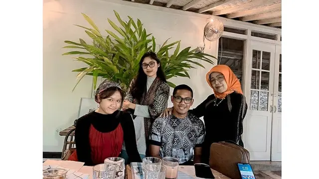 6 Potret Shania Adik Erina Gudono yang Baru Lulus Ujian Skripsi, Curi Perhatian