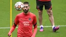 Gelandang Atletico Madrid Yannick Ferreira-Carrasco menghadiri sesi latihan di stadion Wanda Metropolitano, Selasa (12/4/2022). Atletico Madrid bersua Manchester City pada leg kedua perempat final Liga Champions, Kamis 14 April 2022 dini hari WIB. (Pierre-Philippe MARCOU/AFP)