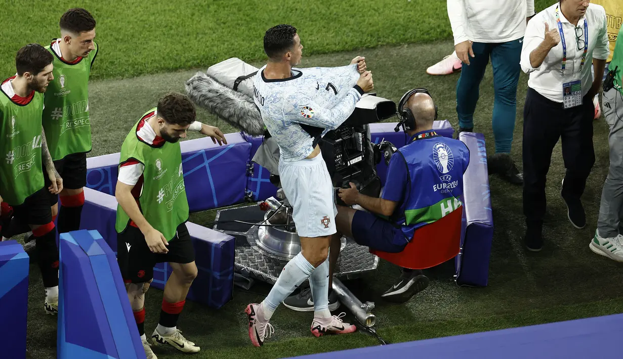 Pemain Portugal, Cristiano Ronaldo memprotes keputusan wasit saat jeda pertandingan Grup F Euro 2024 melawan Georgia di Arena AufSchalke, Gelsenkirchen, Jerman, Kamis (27/06/2024) dini hari WIB. (AFP/Kenzo Tribouillard)