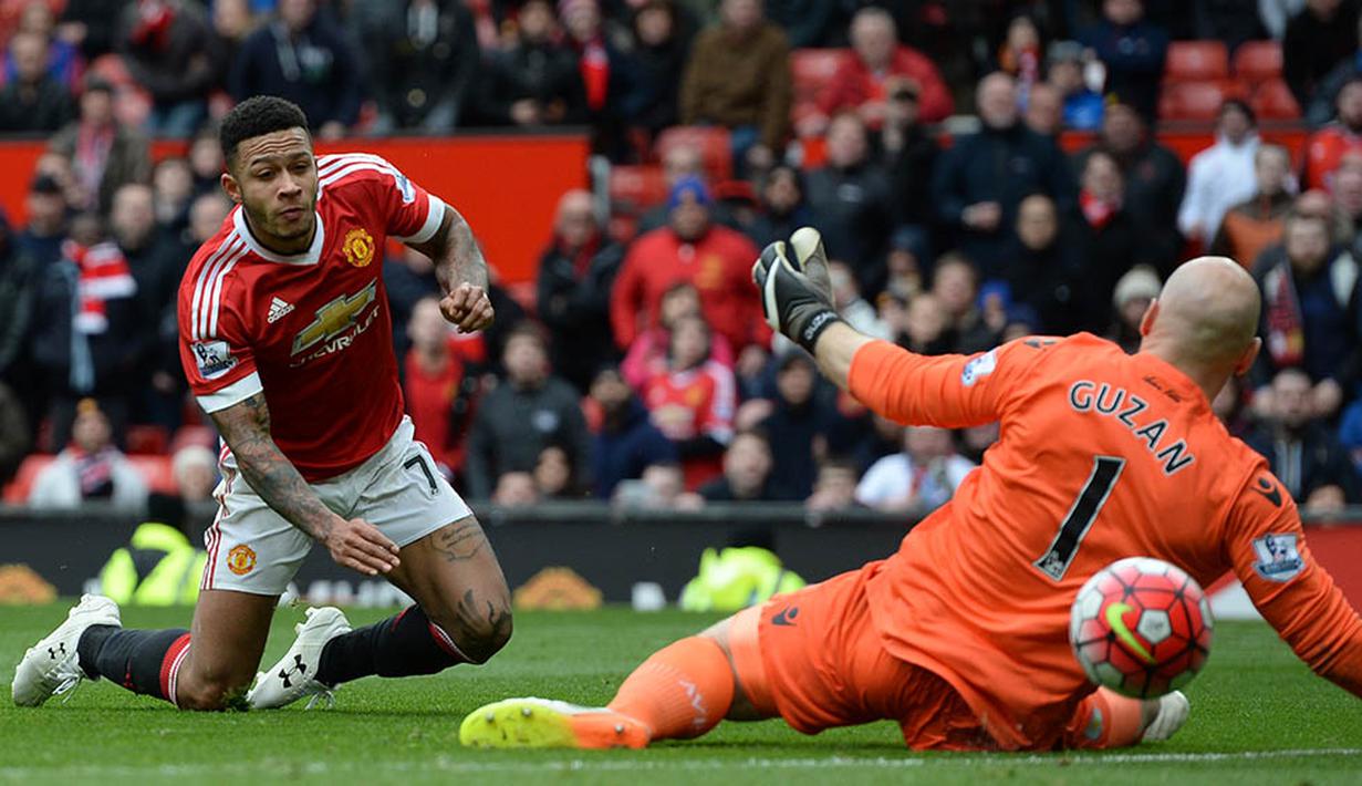 Penyerang MU, Memphis Depay, berusaha membobol gawang Aston Villa pada laga Liga Inggris di Stadion Old Trafford, Manchester, Sabtu (16/4/2016). MU menang 1-0 atas Aston Villa. (AFP/Oli Scarff)