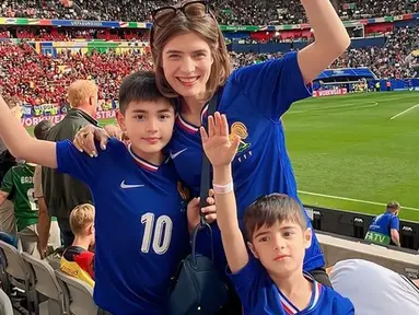 Bisa menyaksikan dari dekat pertandingan sepak bola internasional, tentu menjadi salah satu keinginan para pecinta sepak bola. Begitu pula dengan Carissa Puteri dan kedua buah hatinya. Apalagi anak sulung dari Carissa Puteri ini memang menyukai permainan sepak bola sejak kecil. (Liputan6.com/IG/@carissa_puteri)