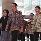 Presiden Joko Widodo bersama Menteri Keuangan Sri Mulyani saat tiba di Bursa Efek Indonsia, Jakarta, Selasa (4/7). Kedatangan Jokowi tersebut untuk melihat pergerakan IHSG pasca Idul Fitri. (Liputan6.com/Angga Yuniar)