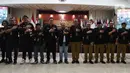 Tim verifikator berfoto bersama dengan Sekjen Partai Kebangkitan Nusantara (PKN), Sri Mulyono seusia menyerahkan dokumen daftar bakal calon legislatif di Gedung KPU, Jakarta, Minggu (14/5/2023). (Liputan6.com/Herman Zakharia)