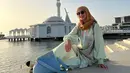 Berpose di bawah terik sinar matahari, gaya hijab Desy Ratnasari dengan tunik dan celana warna hijau senada dan hijab warna cokelat begitu memesona. (Instagram/desyratnasariterdepan).