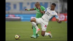 William Saliba (kanan) merupakan bek muda Arsenal yang berusia 20 tahun. Namun Saliba belum pernah sekalipun membela Arsenal. Musim lalu, ia dipinjamkan ke Nice di paruh musim kedua. Musim William Saliba  dipinjamkan ke klub lain, kali ini ke Marseille. (Foto: AP/Daniel Cole)