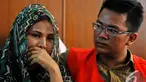Ahmad Imam Al-Hafitd ditemani ibunya saat menjalani sidang lanjutan di Pengadilan Negeri Jakarta Pusat, Selasa (18/11/2014). (Liputan6.com/Faisal R Syam)