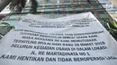 Banner informasi penutupan terpasang di depan Hotel Alexis, Jakarta, Rabu (28/3). Hotel Alexis mulai hari ini resmi tidak beroperasi dengan memasang banner info penutupan di depan hotel. (Merdeka.com/Iqbal S. Nugroho)