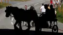 Sejumlah warga saat beranjak untuk melihat Horse Fair di Westmorland , Inggris utara , 2 Juni 2016. Sejumlah penunggang atau penyuka kuda mengikuti acara ini. (REUTERS / Phil Noble)