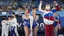 Tim putri senam artistik Komite Olimpiade Rusia (kanan) merayakan kemenangan usai meraih medali emas di Olimpiade Tokyo 2020, Selasa (27/72021). (Foto: AP/Ashley Landis)
