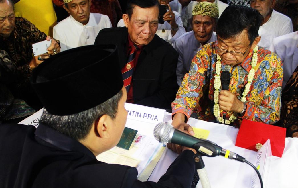 Masjid Agung Sang Cipta Rasa, Keraton Kasepuhan Cirebon, menjadi saksi bisu pernikahan tokoh penting sastra Indonesia Ajip Rosidi dan aktris senior Nani Wijaya pada Minggu (16/4/2017). (Liputan6.com/Panji Prayitno)