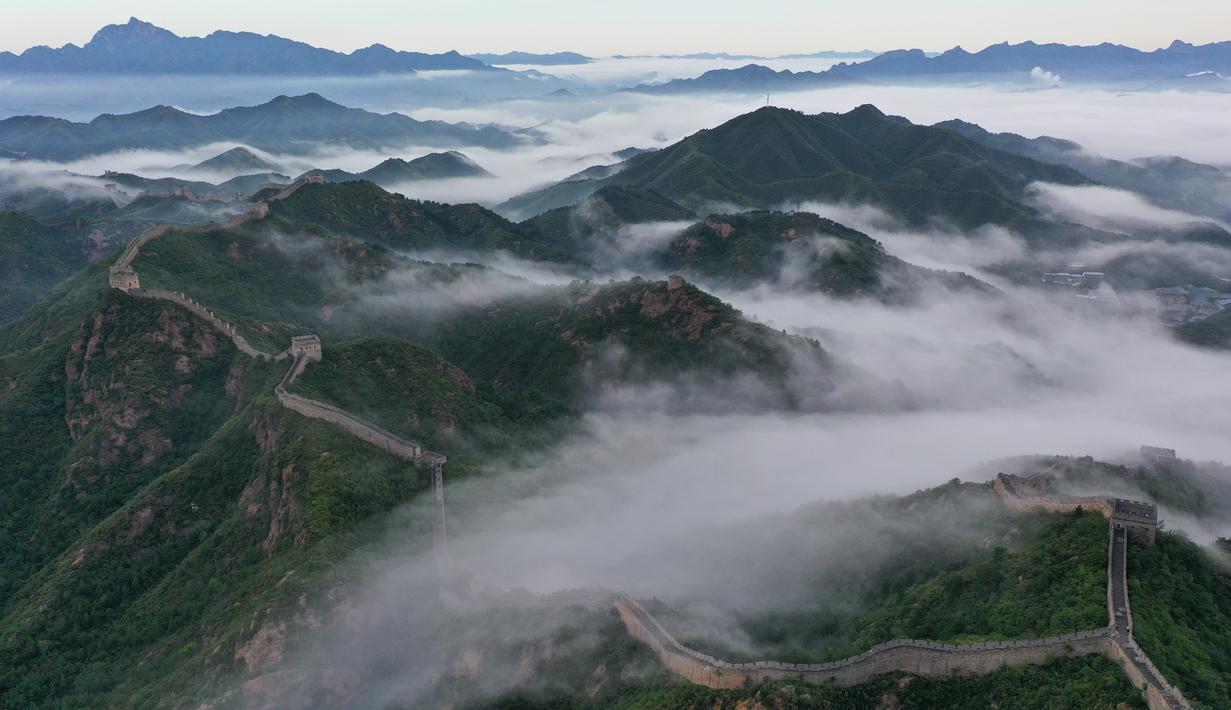 FOTO Pemandangan  Indah  Tembok Besar China Berselimut 