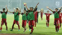 Pemain Timnas Indonesia U-16 mengangkat tangan saat selebrasi usai mengalahkan Singapura U-16 di laga persahabatan di Stadion Wibawa Mukti, Kab Bekasi, Kamis (8/6). Indonesia U-16 menang 4-0. (Liputan6.com/Helmi Fithriansyah)