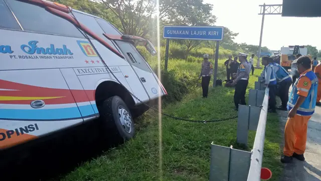 Sebanyak 27 penumpang dan sopir bus PO Rosalia Indah selamat dari kecelakaan tunggal yang terjadi di Km 370 A Tol Batang Semarang, Jawa Tengah pada Kamis, (11/4/2024).