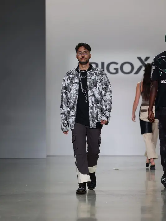Aktor yang tengah diganderungi masyarakat, Refal Hady juga terlihat hadir dalam New York Fashion Week 2022 sebagai wakil dari brand busana lokal. Gaya penampilannya ini berhasil memukau banyak netizen. (Liputan6.com/IG/@erigostore)