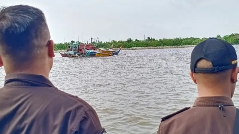 Penenggelaman kapal Malaysia oleh Kejari Dumai karena melakukan ilegal fishing di perairan Indonesia.