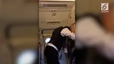 Sebuah rekaman beredar tentang pramugara maskapai American Airlines yang kesulitan menutup pintu pesawat sebelum terbang.