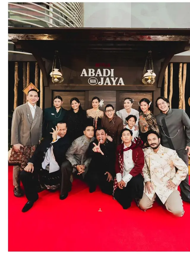 5 Potret Gaya Memukau Eva Celia di Pemutaran Perdana Film Zombie 'Abadi Nan Jaya'