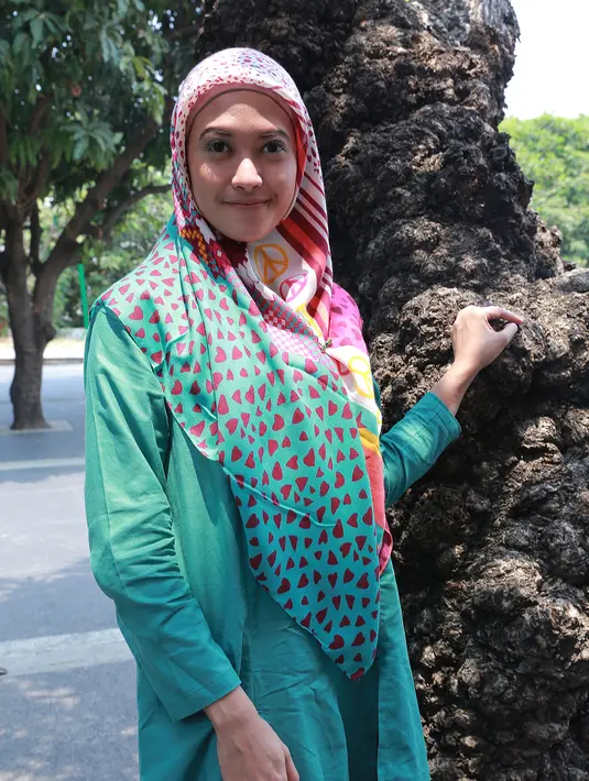 Dalam film terbarunya yang berjudul ‘Air Mata Surga’ ia berperan sebagai wanita muslimah bernama Weni. Peran ini dinilainya sanggup menitikkan air mata bagi mereka yang menonton. (Galih W. Satria/Bintang.com)