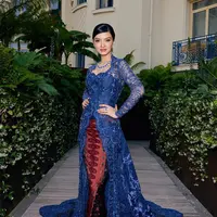 Ekor kebaya tersebut dibentuk menyerupai gunungan dalam wayang, yakni mengerucut ke atas yang merepresentasikan kehidupan manusia.