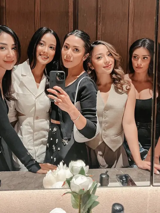 Begitupun saat bersama teman-temannya, Nikita tetap mengambil foto dari kaca dengan vest dan celana coklat.  (@nikitawillyofficial94)