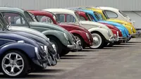 VW Beetle atau Kodok adalah inisiatif Hitler. Ia pernah hancur hingga kemudian diselamatkan oleh tentara Inggris untuk diproduksi massal (Foto: BBC)