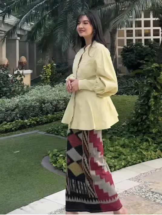 Raline memadukan atasan tersebut dengan kain tenun colorful yang dijadikan skirt panjang. Ia mengatakan paduan motif dan tenunan, busana ini benar-benar menggambarkan keindahan dan keunikan budaya Indonesia.  (@ralineshah)