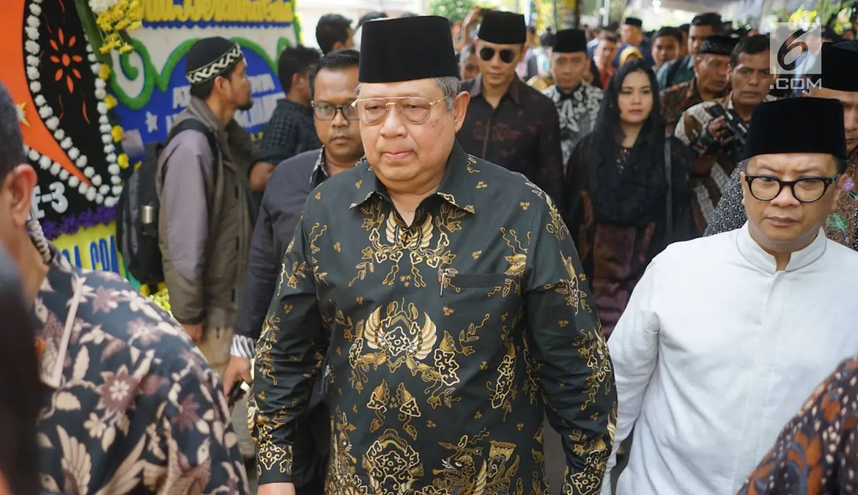 Presiden ke-6 RI Susilo Bambang Yudhoyono tiba di rumah duka Presiden ke-3 RI BJ Habibie di Kuningan, Jakarta, Kamis (12/9/2019). Kedatangan SBY yang didampingi kedua anaknya, AHY dan Ibas, serta menantunya Annisa Pohan, untuk menyampaikan belasungkawa. (Liputan6.com/Immanuel Antonius)