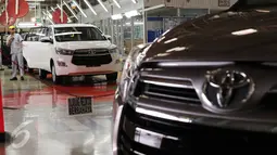 Foto yang diambil pada 16 November 2015 memperlihatkan pekerja tengah menyelesaikan produksi All News Kijang Innova di Pabrik TMMIN Karawang. Mobil baru tersebut akan memberi warna baru pada perkembangan pasar MPV dalam negeri. (Liputan6.com/Angga Yuniar)