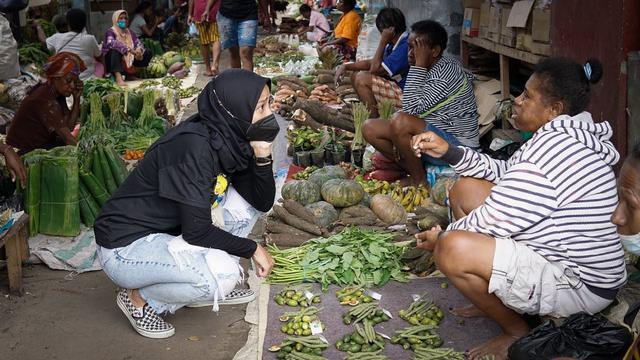 6 Potret Tantri Kotak Saat Cari Pinang di Pasar Jayapura, Curi Perhatian