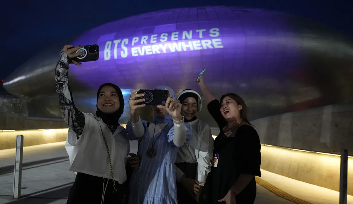 <p>Pesta kembang api direncanakan berlangsung di taman dekat Sungai Han pada Sabtu (17/6) malam, beberapa jam setelah leader BTS, RM, mengadakan obrolan langsung dengan penggemar yang akan disiarkan secara online. (AP Photo/Ahn Young-joon)</p>