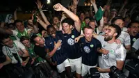 Para pemain VfL Wolfsburg merayakan keberhasilan bertahan di Bundesliga. (AFP/Ronny Hartmann)
