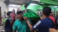 Korban meninggal kecelakaan bus di tol Sumo disalatkan. (Dian Kurniawan/Liputan6.com)