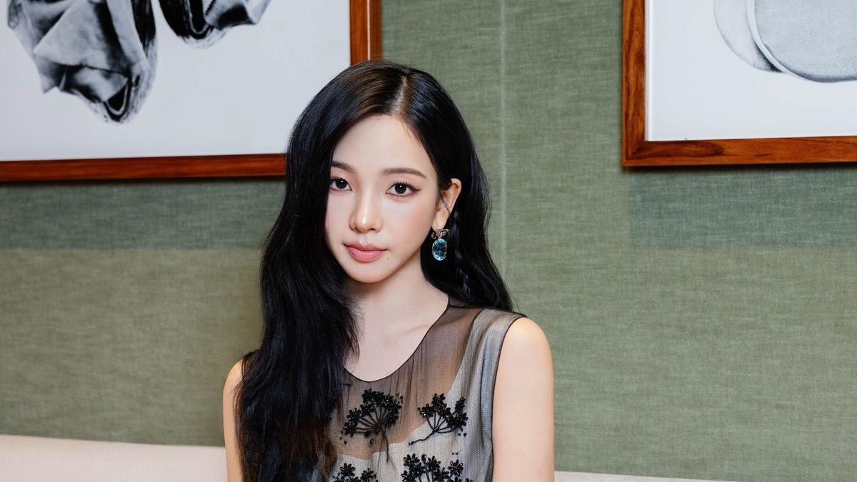 Dua Look Karina aespa: Korean Bangs vs Rambut Terurai Tanpa Poni
