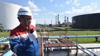 Manager Production RU II Pertamina Sei Pakning Nirwansyah meninjau area kilang RU II Sei Pakning, Bengkalis, Riau Selasa (17/10). Kilang tersebut memiliki luas mencapai 280 hektare. (Liputan6.com/Yulia)