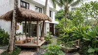 8 Inspirasi Halaman Depan Bergaya Resort Bali, Bikin Rumah Serasa Villa