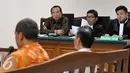 Suryadharma Ali mendengarkan keterangan saksi saat sidang lanjutan di Pengadilan Tipikor, Jakarta, Jumat (23/10/2015). JPU menghadirkan saksi Asisten Pribadi SDA yang merupakan petugas haji dari Rekomendasi Anggota DPR. (Liputan6.com/Helmi Afandi)