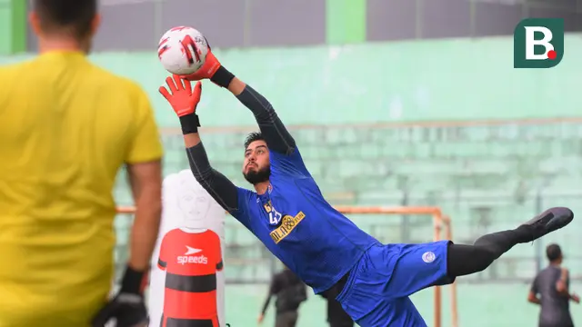 Foto Liga 1: Jelang Kompetisi Liga 1, Dua Pemain Asing Baru Arema FC Dihajar Dalam Latihan