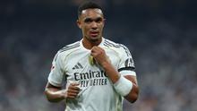 Bek Real Madrid asal Inggris #12, Trent Alexander-Arnold, terlihat dalam pertandingan sepak bola Liga Spanyol antara Real Madrid CF dan CA Osasuna di Stadion Santiago Bernabeu, Madrid, pada Rabu (20-8-2025) dini hari WIB. (Thomas COEX/AFP)