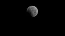 Bulan purnama saat puncak gerhana bulan penumbra terlihat di langit Jakarta, Indonesia, Senin (7/8).Gerhana bulan penumbra adalah gerhana samar karena bulan purnama hanya terkena bayangan sekunder. (BAY ISMOYO / AFP)