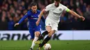 Eden Hazard mencoba merebut bola dari David Abraham pada leg kedua Liga Europa yang berlangsung di Stadion Stamford Bridge, London, Jumat (10/5). Chelsea menang 4-3 atas Eintracht Frankfurt lewat adu penalti. (AFP/Oliver Greenwood)