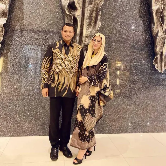 Selalu Harmonis, Ini 7 Potret Uut Permatasari Tampil Kompak Bersama Suami
