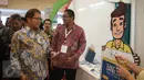 Rudiantara meninjau pameran industri e-Commerce, Indonesia E-commerce Summit and Expo (IESE) 2017, di Indonesia Convention and Exhibition (ICE), BSD City, Tangerang Selatan, Rabu (9/5). (Liputan6.com/Angga Yuniar)