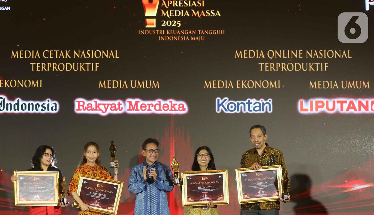 Pemimpin Redaksi Liputan6.com, Titis Widyatmoko (kanan) saat menerima penghargaan dari Otoritas Jasa Keuangan (OJK) untuk Kategori Media Online Terproduktif SubKategori Media Umum pada acara OJK Apresiasi Media Massa, Jakarta, Selasa (2/12/2025). (Liputan6.com/Helmi Fithriansyah)