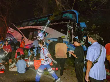 Dalam foto yang disediakan oleh Sawang Rungrueang Rescue22 Foundation, petugas penyelamat dan relawan bekerja di lokasi kecelakaan bus di Provinsi Prachuap Khiri Khan, Thailand, Selasa (5/12/2023). Belasan orang tewas setelah kendaraan terjatuh dari jalan dan menabrak pohon besar. (Sawang Rungrueang Rescue22 Foundation via AP)