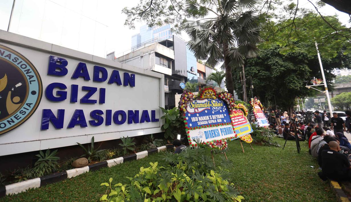 Sejumlah pewarta berkumpul di depan gedung Badan Gizi Nasional (BGN) di Jalan Kebon Sirih, Menteng, Jakarta Pusat, Rabu (3/6/2026), menyusul pergantian jajaran pimpinan di lembaga tersebut. (Kapanlagi.com/Budy Santoso)