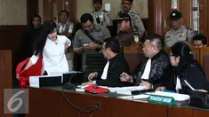  Terdakwa kasus pembunuhan Wayan Mirna Salihin, Jessica Kumala Wongso melepaskan rompi tahanan sebelum menjalani persidangan lanjutan dengan agenda pemeriksaan saksi di Pengadilan Negeri Jakarta Pusat, Selasa (12/7). (Liputan6.com/Faizal Fanani)