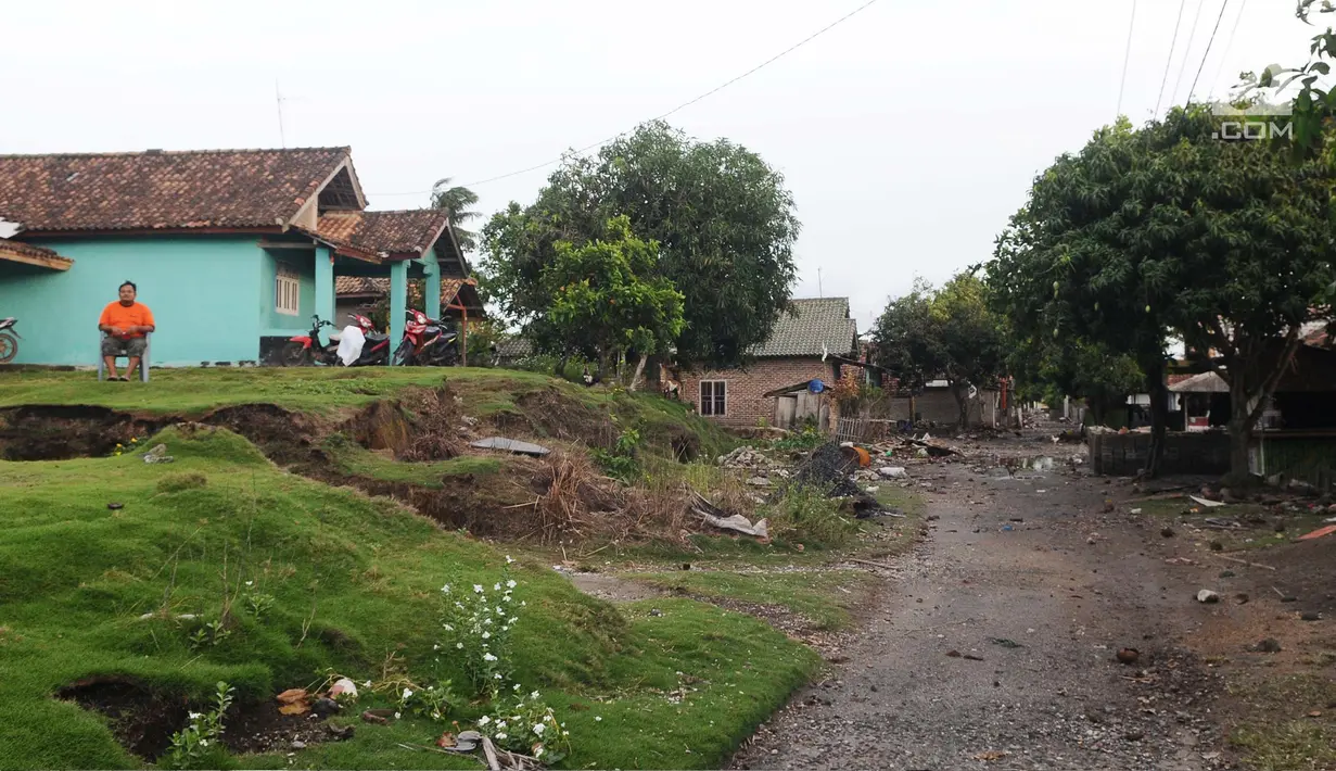 Seorang warga bersantai di halaman rumahnya di dusun Regahan Lada, Pulau Sebesi, Lampung, Senin (31/12). Banyak warga dusun ini yang bertahan dan enggan meninggalkan rumahnya pascatsunami Selat Sunda pada 22 Desember lalu. (Liputan6.com/Herman Zakharia)
